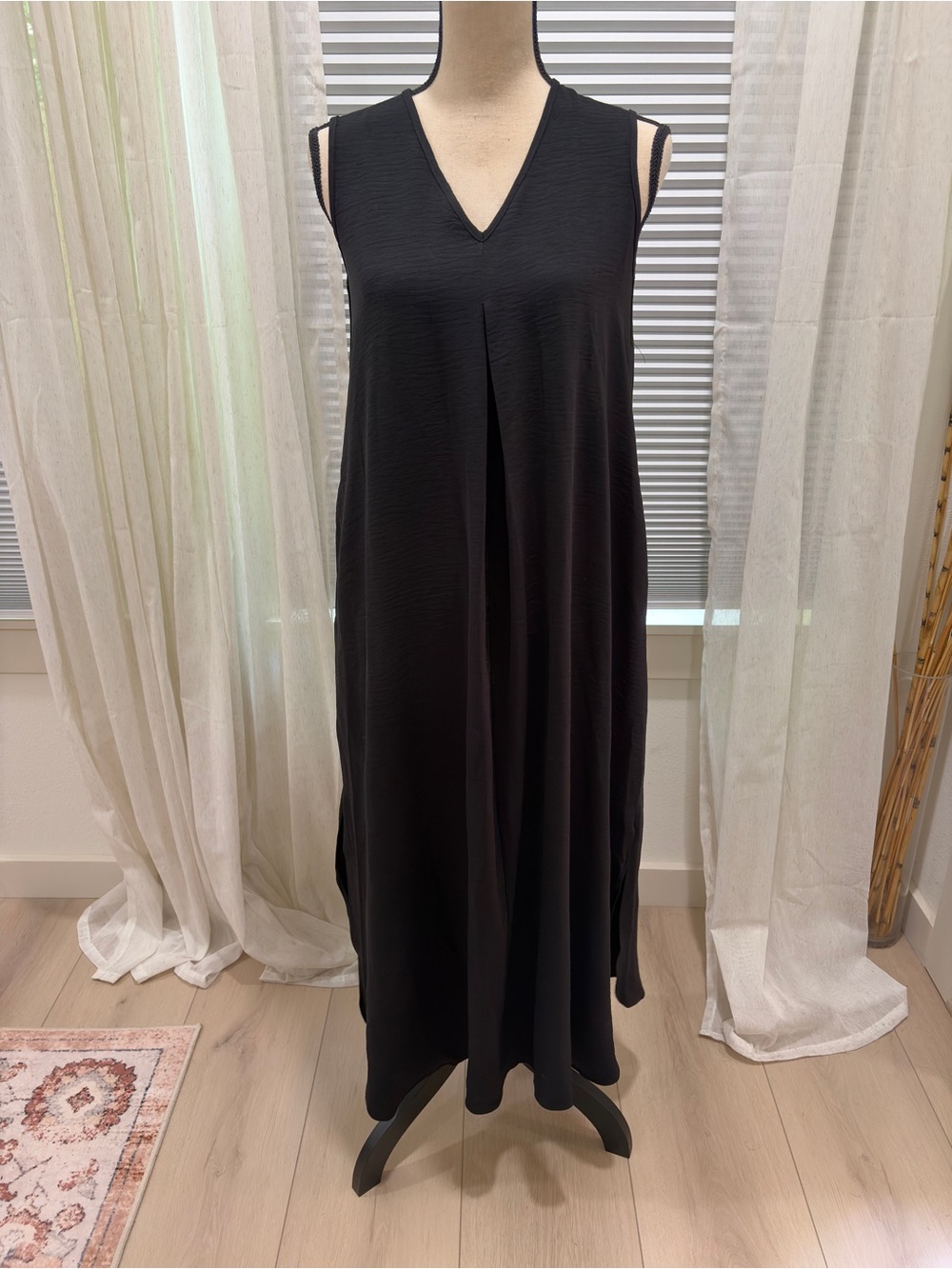 Classic V-Neck Black Maxi Dress – Sleeveless Flowing Style